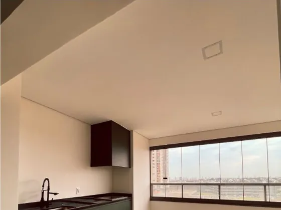 Bancada com armários junto à sala