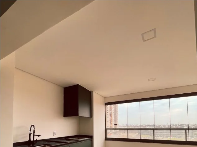 Bancada com armários junto à sala