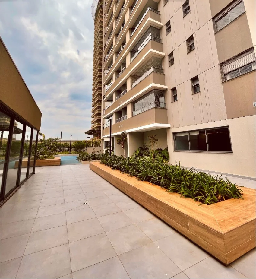 Área externa com jardineiras
