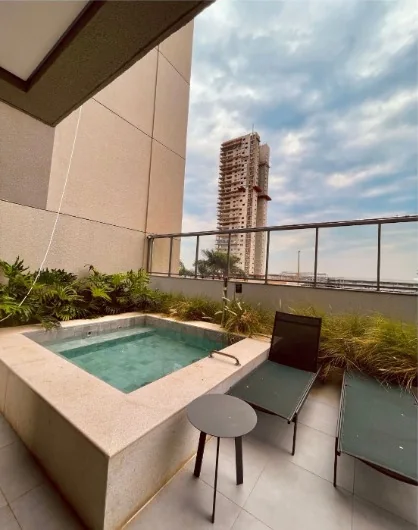Piscina pequena com espreguiçadeiras