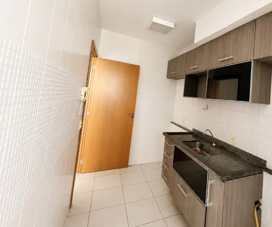 Cozinha com armários e bancada
