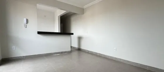 Sala com balcão para a cozinha