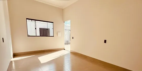 Sala com janela e porta para a área externa