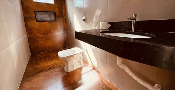 Banheiro com bancada em granito