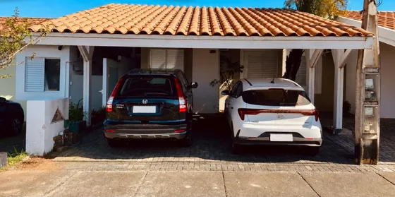 Fachada da casa, com garagem coberta para dois carros