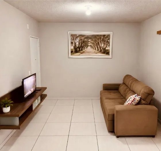 Sala com sofá e painel de TV