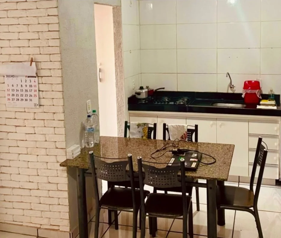Copa com mesa e cozinha