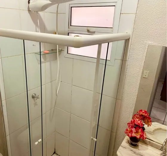 Banheiro com box de vidro